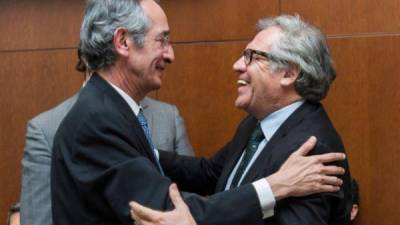 El expresidente de Guatemala, Álvaro Colom, es abrazado por Luis Almagro, Secretario General de la Organización de Estados Americanos (OEA). Foto de archivo.