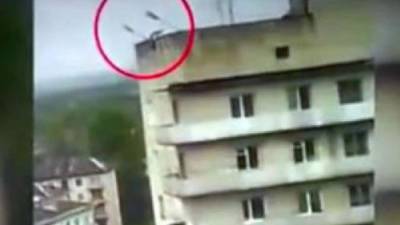 El siguiente video muestra a un supuesto criminal que tras en busca de una salida para su escape, lo que encontró fue la muerte. Cayó desde el noveno piso de un edificio. Foto YouTube