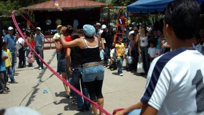 Saltar la cuerda es uno de los juegos más populares de nuestro país. Niños y adultos lo disfrutan.