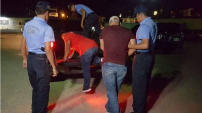 Los supuestos miembros de la banda criminal cuando eran detenidos por las autoridades respectivas.