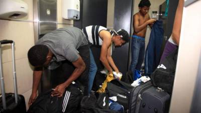Los jugadores tuvieron que quitarse el uniforme en los baños del aeropuerto.