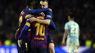 Dembélé, Messi y Jordi Alba, celebrando un gol del Barcelona contra el Celta. Foto AFP