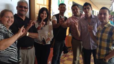 Karencita Dubón: 'En familia ejerciendo el sufragio en nuestro bello país Honduras'.