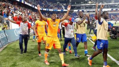 Jugadores de Haití celebran su victoria este lunes durante un partido de la etapa de grupos de la Copa de Oro de la CONCACAF entre Costa Rica y Haití, en el Estadio Red Bull de Harrison, Nueva Jersey (EE. UU.). EFE/ Justin Lane