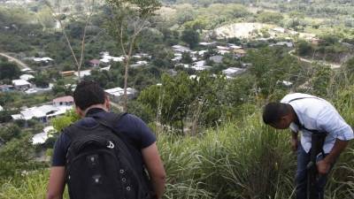 Miembros de la Agencia Técnica de Investigación Criminal (Atic) mientras observaban la zona del hallazgo ayer.