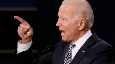 Ante las acusaciones de Trump y sus múltiples interrupciones, Biden respondió: 'Bueno, es difícil hablar con este payaso. Discúlpeme'. AFP