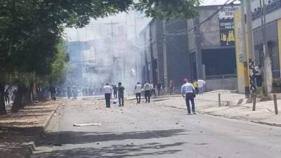 En los enfrentamientos un camarógrafo y un fotógrafo resultaron heridos.