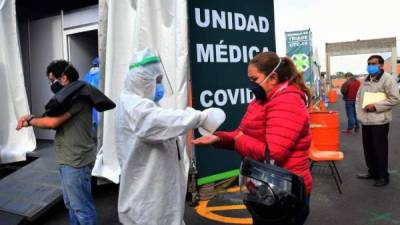 Empleados de la Salud de México practican pruebas a personas en Ciudad de México (México). EFE