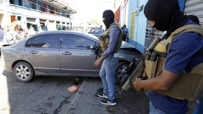 El Honda Civic abandonado frente al Mama Chepa.