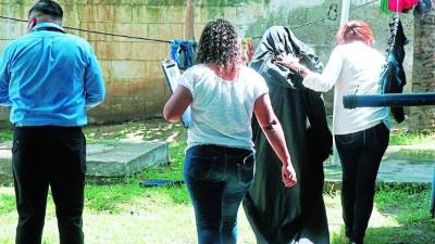 Equipos de la Fiscalía de los Derechos Humanos y de la Niñez, junto a la Agencia Técnica de Investigación Criminal (Atic), intervinieron ayer la posta policial de El Ocotillo para dar seguimiento a la denuncia de violación contra una menor de 14 años de edad. Autoridades policiales pusieron a disposición 17 agentes policiales asignados a esa zona.