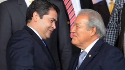 El presidente de Honduras, Juan Orlando Hernández junto a su homólogo de El Salvador, Salvador Sánchez Céren. AFP