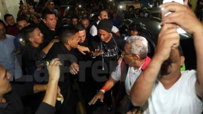 Ronaldinho fue recibido por un mar de aficionados hondureños en las afueras del hotel donde se hospeda en Tegucigalpa.