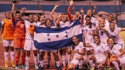 Las chicas de Honduras celebraron en el estadio Olímpico el pase al Premundial de Concacaf. Foto Twitter Fenafuth.