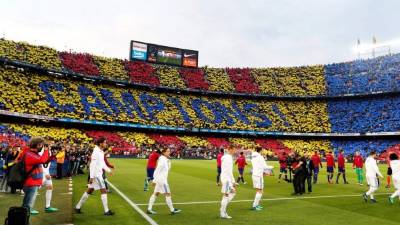 GRAF670. BARCELONA.06/05/2018.-Los jugadores del Real Madrid y Barcelona salen al campo antes del partido de liga correspondiente a la jornada trigésimo sexta de liga en Primera División que se disputa el Nou Camp.EFE/Alejandro García