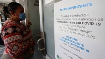 Una mujer utiliza una mascarilla para prevenir el coronavirus en México. Foto: AFP