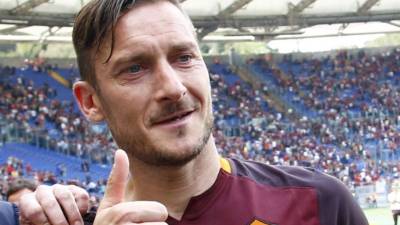 Totti debutó con el equipo profesional de la Roma en marzo de 1993 y el domingo logró su 250º gol en la Serie A.