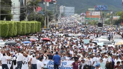 Cientos de hondureños dijeron presente hoy a la marcha por la paz celebrada en Tegucigalpa.