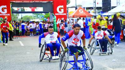 Los competidores en silla de ruedas demostraron su poder en los brazos durante la ruta 5k.