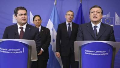 El presidente de Honduras, Juan Orlando Hernández Alvarado (izq), da una rueda de prensa junto al presidente de la Comisión Europea, José Manuel Durao Barroso (dcha), tras un encuentro mantenido en la sede de la Comisión en Bruselas (Bélgica) hoy, jueves 2 de octubre de 2014. EFE