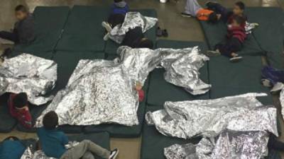 Los niños inmigrantes son transferidos a albergues tras ser separados de sus padres en la frontera de EEUU./CBP.
