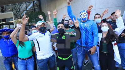 Hondureños y mexicanos disfrutan en las calles previo al juego de esta tarde.