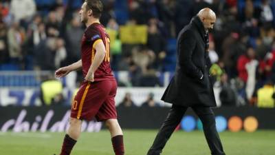 Totti junto al técnico del equipo romano, Luciano Spalletti, a la finalización del encuentro correspondiente a la vuelta de los octavos de final de la liga de Campeones. Foto EFE/ Javier Lizón.