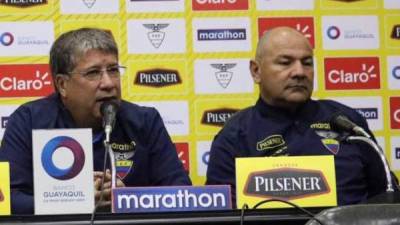 Hernán Darío Gómez (izquierda) es el entrenador de la selección de Ecuador. FOTO @FEFecuador.