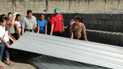 El primer grupo de beneficiados con los materiales de construcción lo integran 25 personas de escasos recursos económicos.