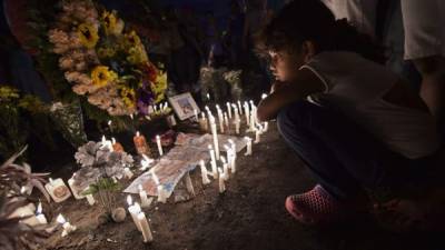 Colombia está de luto por los 33 niños fallecidos en un accidente de autobús el pasado domingo. El conductor y la persona que lo contrató han sido detenidos por las autoridades.