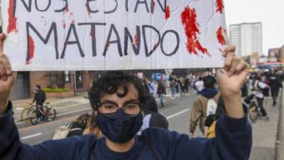 La indignación ha crecido tanto que decenas de personas han protestado frente a la estación en la que fue encarcelada la colombiana.