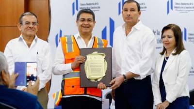 Los gremios afines a la industria de la construcción declararon “Amigo de la construcción hondureña” al presidente Hernández. Juan Carlos Sikaffy entregó el reconocimiento.