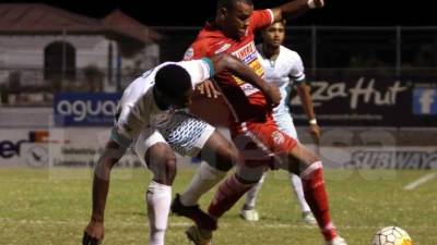 Dabirson Castillo no le da espacio a Rony Martínez que apenas se escapó de la marca del defensor de Platense. Foto Delmer Martínez