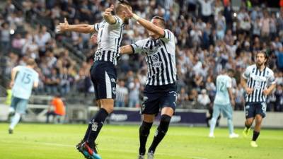 Nicolás Sánchez (i) y Rogelio Funes Mori (d) de Rayados de Monterrey de México festejan una anotación ante Sporting Kansas City. Foto EFE