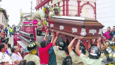 En un camión de la institución a la que perteneció fueron trasladados los restos mortales del comandante Wilmer Edgardo Cruz Tobar al cementerio.
