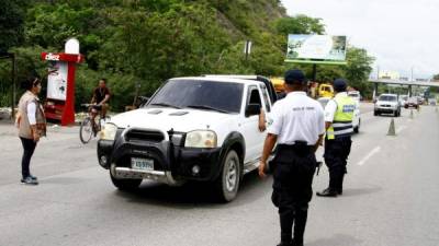 Unos 20 mil agentes participan en operativos en las carreteras de Honduras por el feriado.