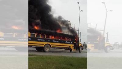 La violencia se expandió por todo el casco urbano y los narcos incendiaron incluso un autobús escolar.