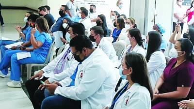 La carencia de médicos especialistas en el sector público limita la atención a los pacientes en centros asistenciales como el Mario Rivas.