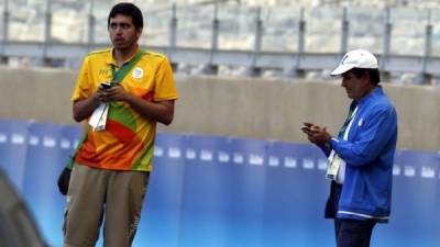 Vinicius Carrillho junto a Jorge Luis Pinto, seleccionador de Honduras. Foto Juan Salgado/Enviado Especial
