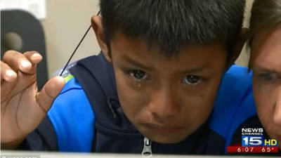 Un niño guatemalteco de siete años se rompe a llorar al escuchar por primera vez en su vida la voz de sus padres