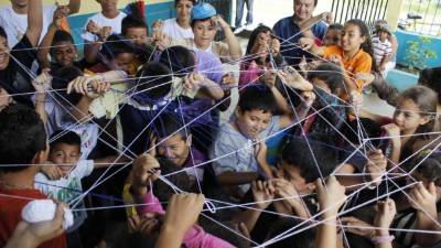Los voluntarios trabajan con los niños usando la metodología lúdica para recuperar a los menores migrantes en los sectores Chamelecón y Rivera Hernández.