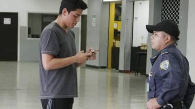 El detenido es David Vega Armijos, quien no declaró 12,300 dólares en efectivo que portaba.