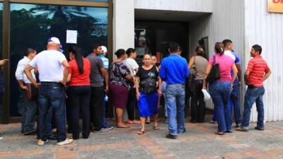 Las personas llegaron a los bancos Atlántida, Ficohsa, Occidente y Banpaís y ordenadamente reclamaron sus ahorros que tenían en Banco Continental. Foto: Jordan Perdomo