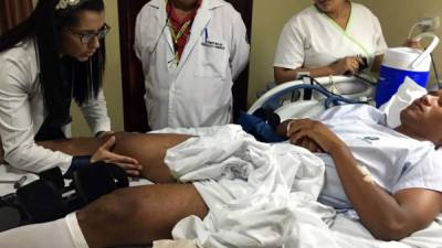 Luis Garrido después de la operación de su rodilla derecha.