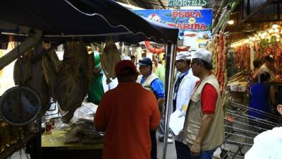 Las cuadrillas de la Región Sanitaria realizaron ayer operativos en los mercados.
