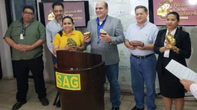 El Comité Nacional de la Cadena Agroalimentaria del Cacao de Honduras en conferencia de prensa esta semana.