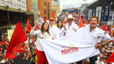 Guillermo Valle, Manuel Zelaya y Salvador Nasralla junto a la Pichu Zelaya e Iroshka Elvir en el estrado principal.
