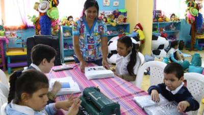 Dilcia Caballero da clases en el jardín de Niños Juan Bosco de la colonia Colvisula.