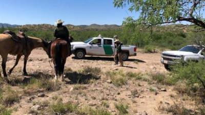 Fotografía cedida por el grupo humanitario No Más Muertes donde se observa la presencia de agentes de la Patrulla Fronteriza cerca de su campamento en la localidad de Arivaca, Arizona. EFE