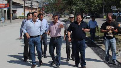 El alcalde Armando Calidonio supervisó ayer la pavimentación en la avenida Júnior.