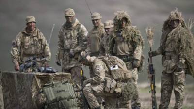 Soldados británicos fueron desplegados en Afganistán para escoltar al personal que evacuara la embajada./AFP.